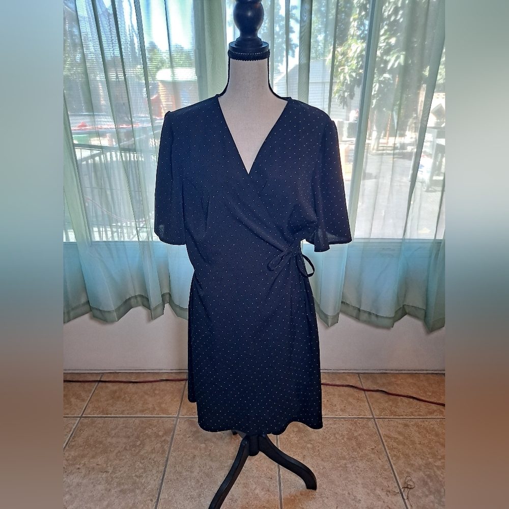 Kensie Black/White Polka Dot Wrap Dress. Size Large.